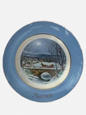 VINTAGE 1979 WEDGWOOD Avon Christmas Plate Dashing Through The Snow Stand